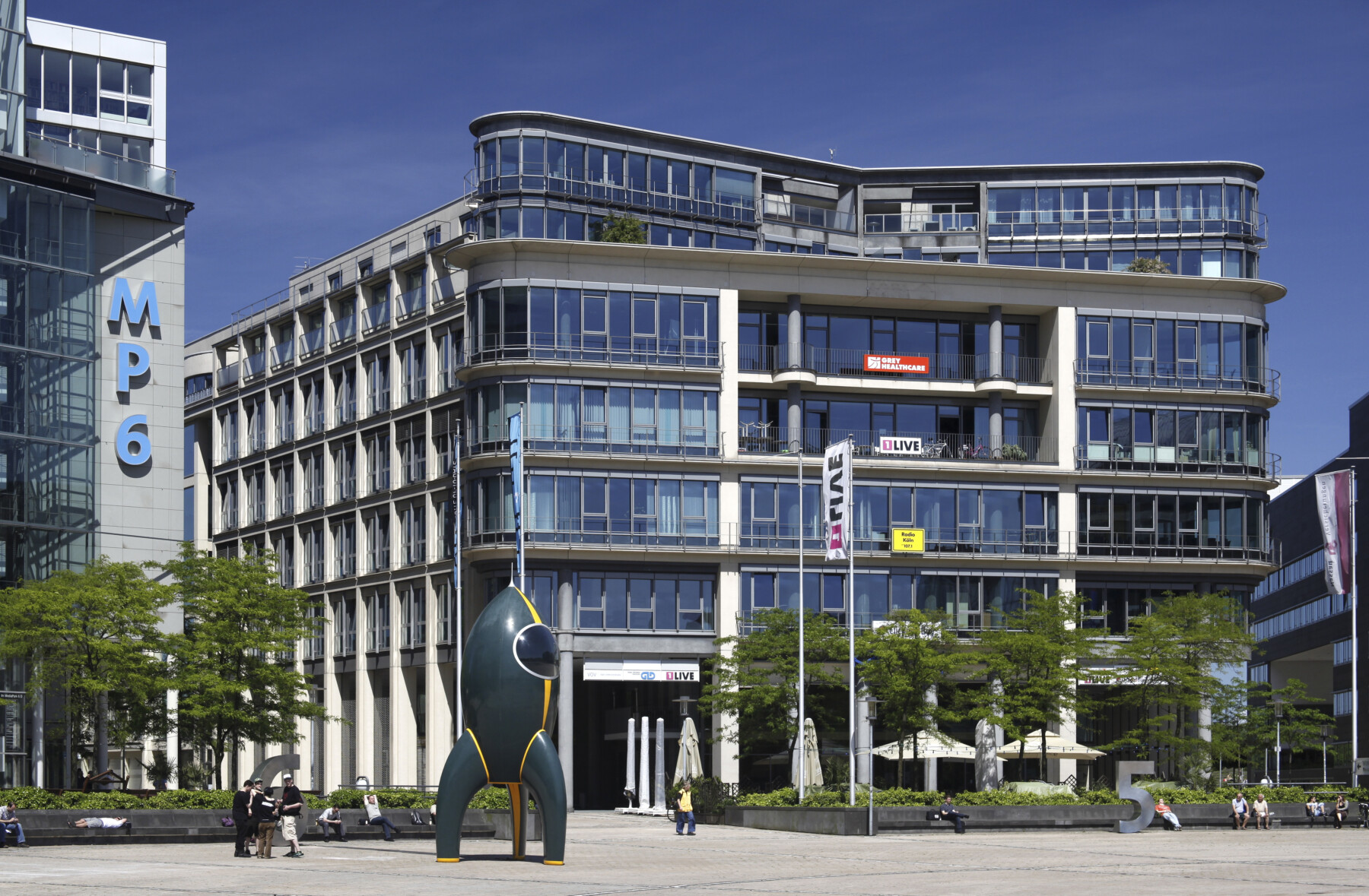 Außenansicht des MediaPark Köln — Unternehmenssitz der zeamex UG